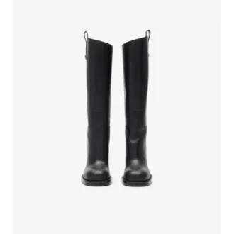 Cavalier-Stiefel mit Absatz aus Leder