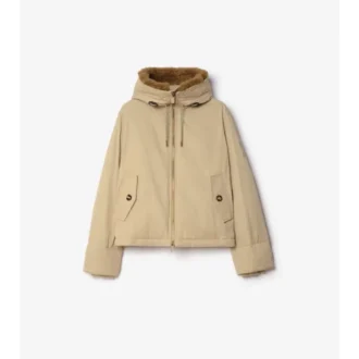 Gabardine-Kapuzenjacke mit Lammfellbesatz