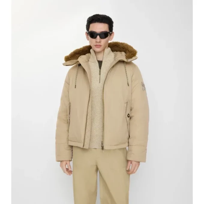 Gabardine-Kapuzenjacke mit Lammfellbesatz