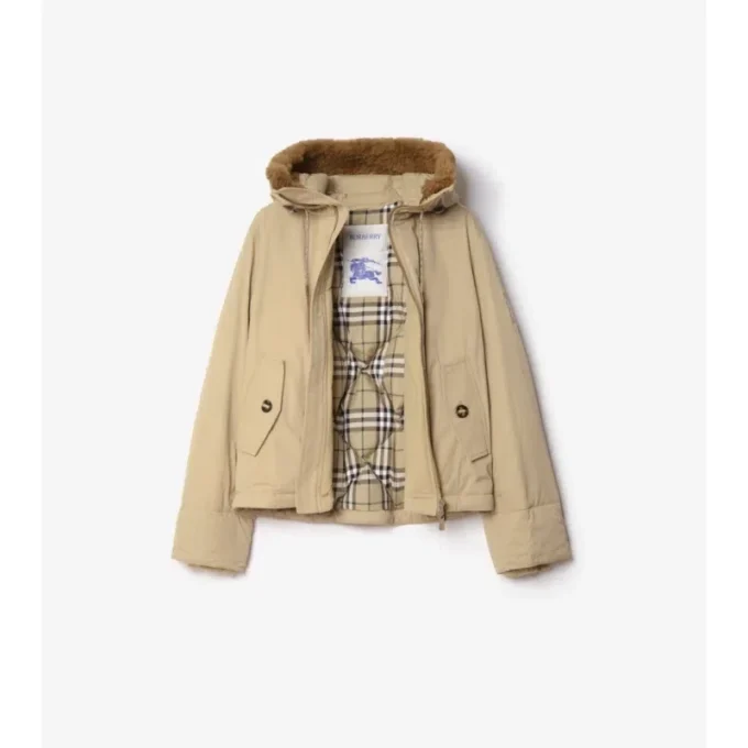 Gabardine-Kapuzenjacke mit Lammfellbesatz
