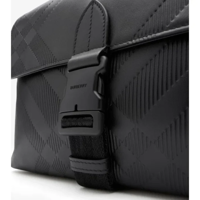 Kleine Messenger-Tasche mit geprägten Karos und Schnallen 