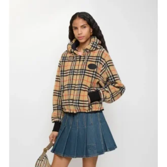 Kurze Kapuzenjacke aus Karofleece