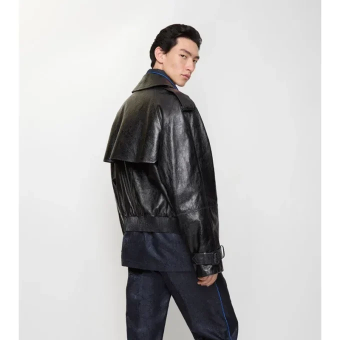Kurze Trenchcoat-Jacke aus geprägtem Leder