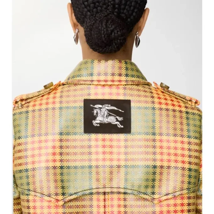 Kurzer, karierter Summerside-Trench Coat mit Raffia-Effekt