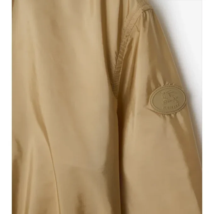 Kurzer Nylon-Parka mit Karomuster