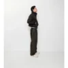 Lederhose mit kursivem Logo