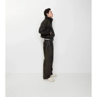 Lederhose mit kursivem Logo