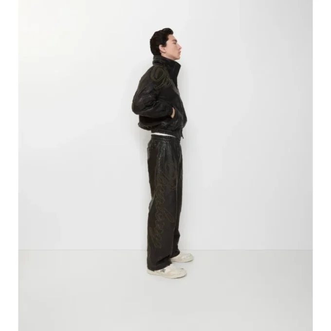 Lederhose mit kursivem Logo