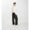 Lederhose mit kursivem Logo