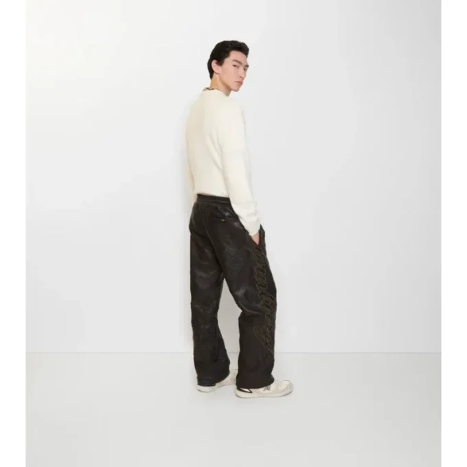 Lederhose mit kursivem Logo