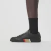 Ledersneaker mit Streifen-Detail