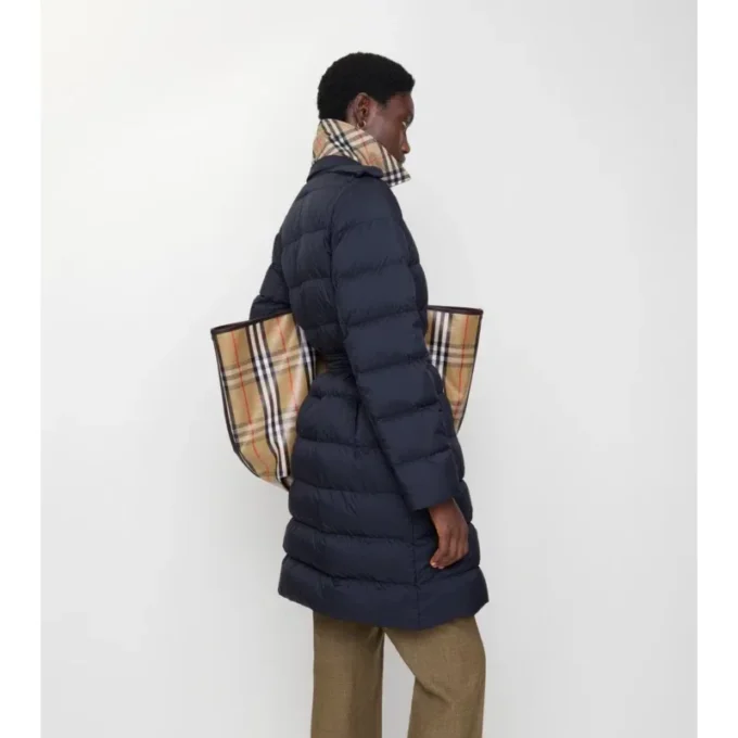 Mittellanger Nylon-Daunenmantel mit Kapuze