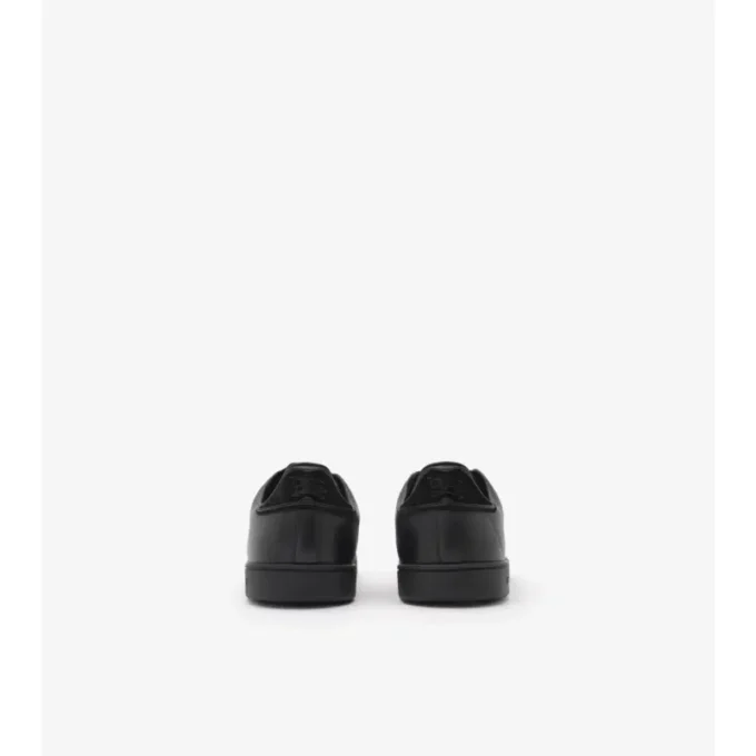 Sneaker aus geprägtem Leder mit Karomuster 